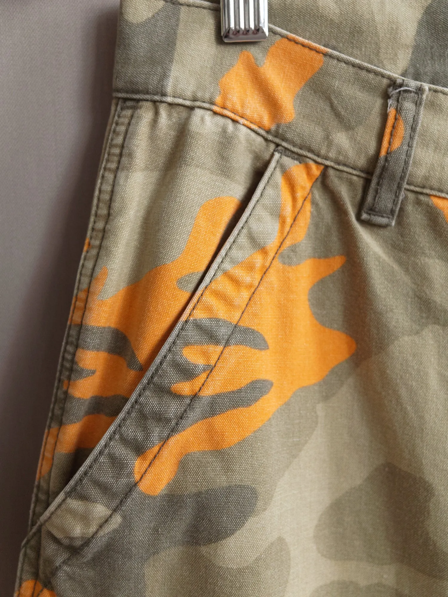 Womens Mid-Rise Beige and Orange Camo Cargo Trousers with Multiple Pockets from DKNY, 1990s Vintage, Size M
