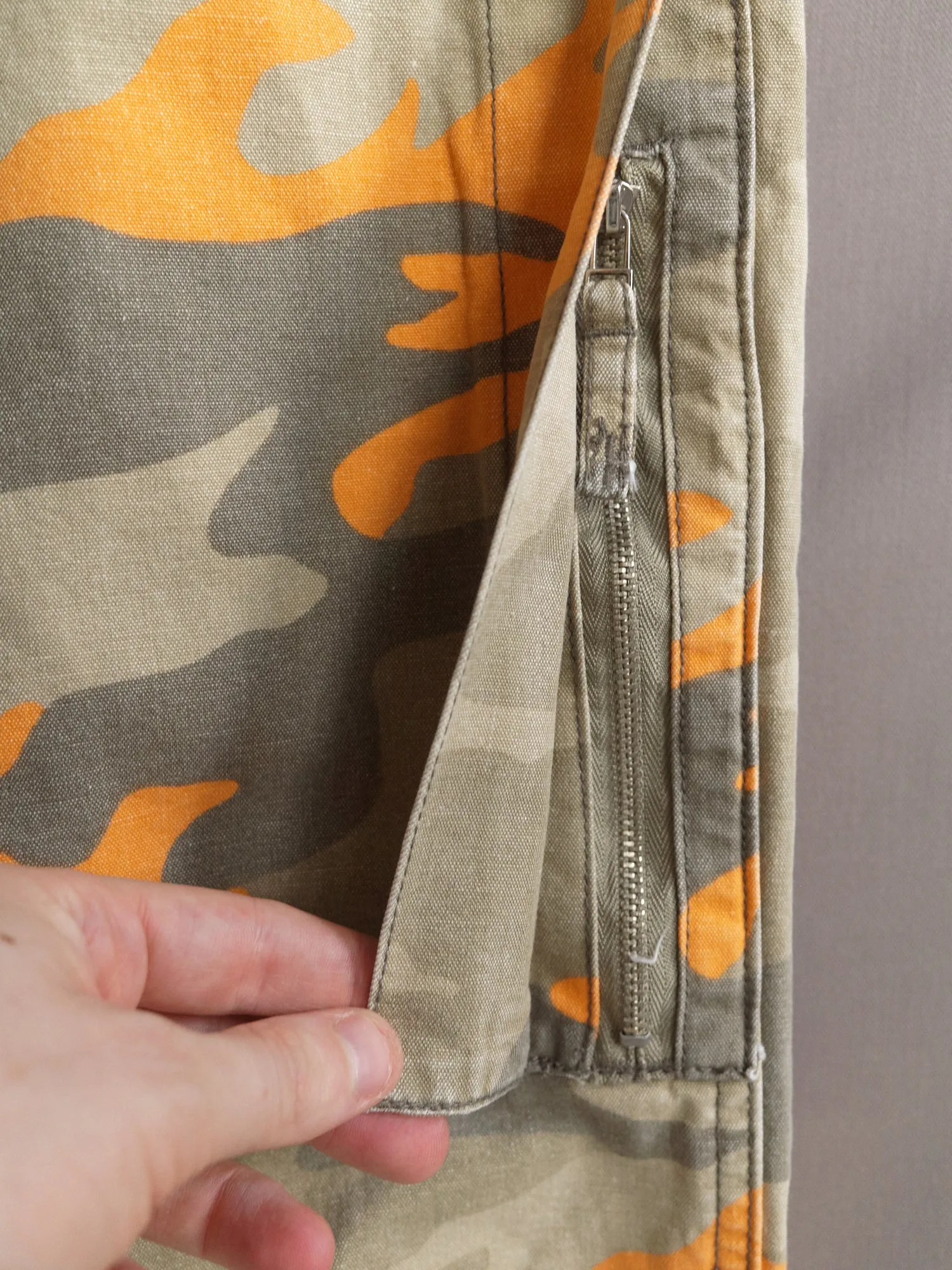 Womens Mid-Rise Beige and Orange Camo Cargo Trousers with Multiple Pockets from DKNY, 1990s Vintage, Size M