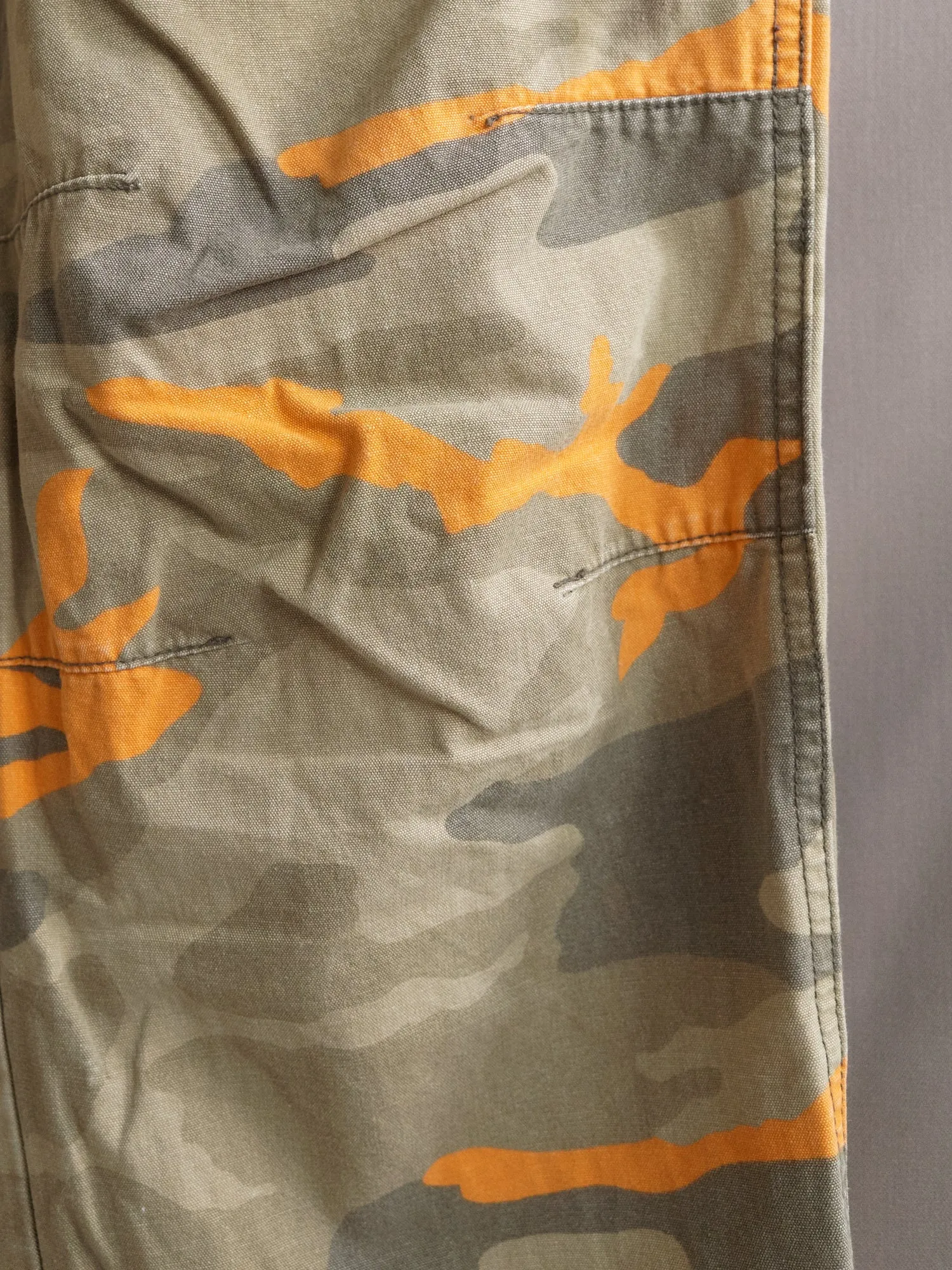 Womens Mid-Rise Beige and Orange Camo Cargo Trousers with Multiple Pockets from DKNY, 1990s Vintage, Size M