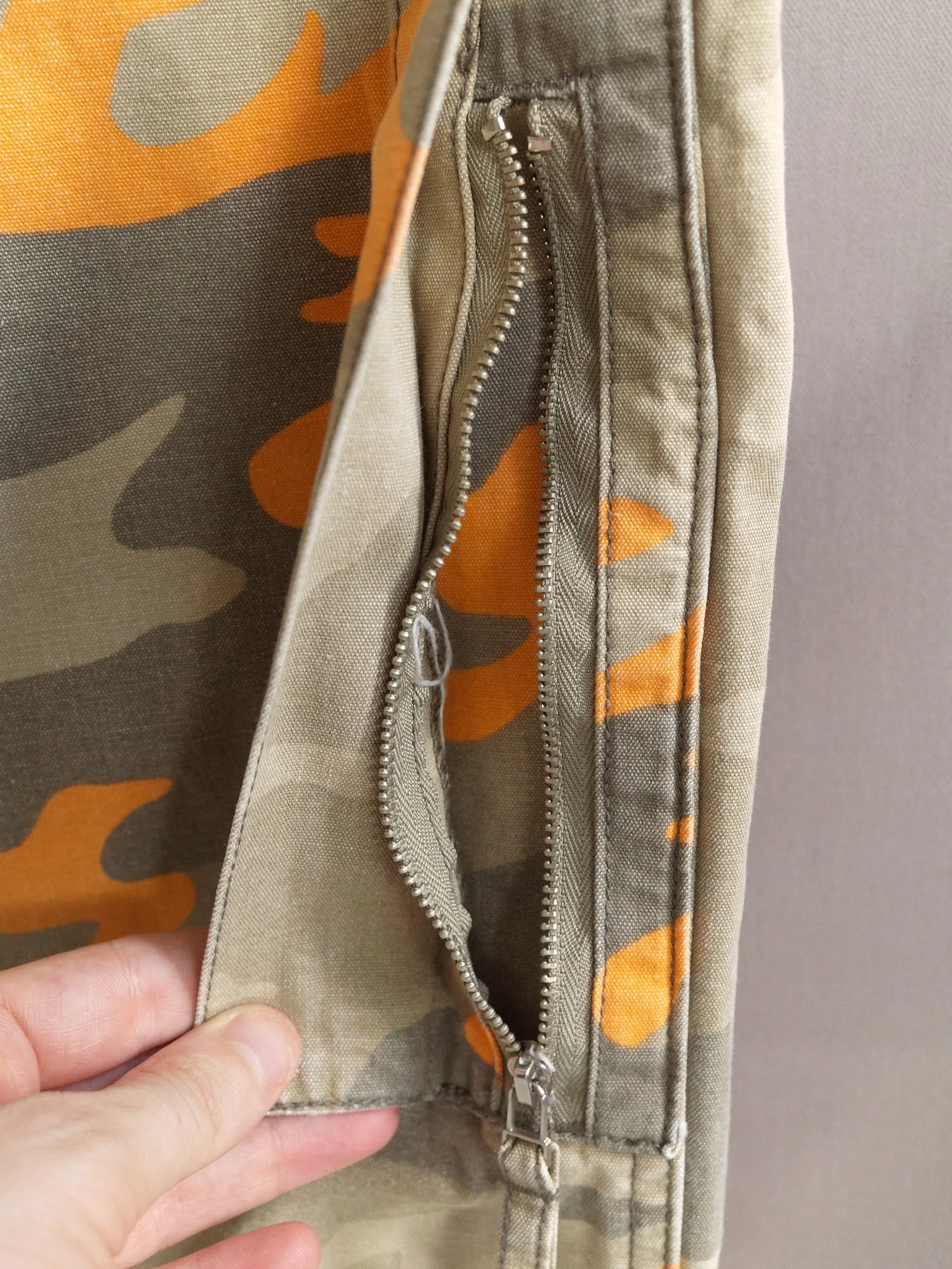Womens Mid-Rise Beige and Orange Camo Cargo Trousers with Multiple Pockets from DKNY, 1990s Vintage, Size M
