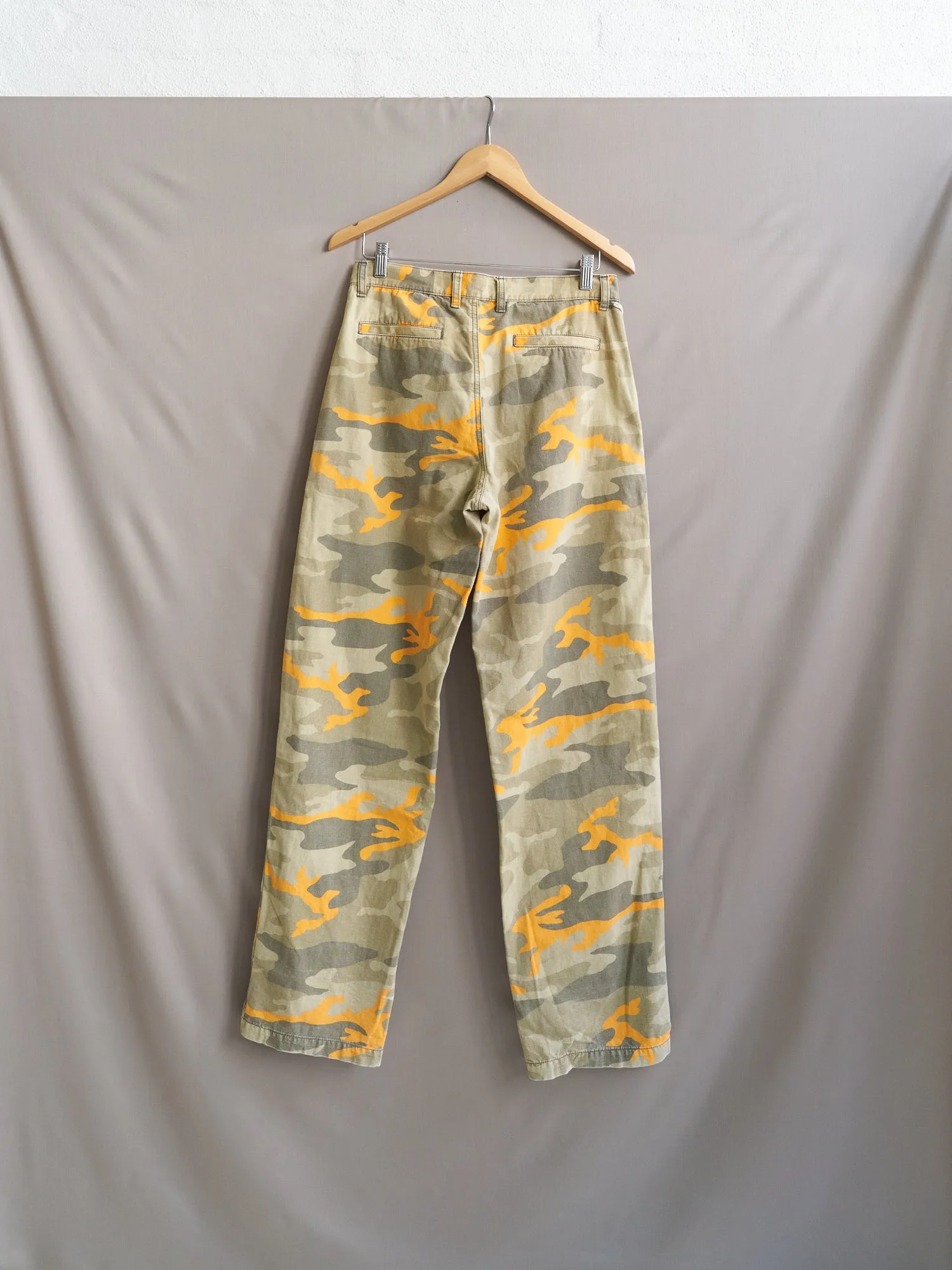 Womens Mid-Rise Beige and Orange Camo Cargo Trousers with Multiple Pockets from DKNY, 1990s Vintage, Size M