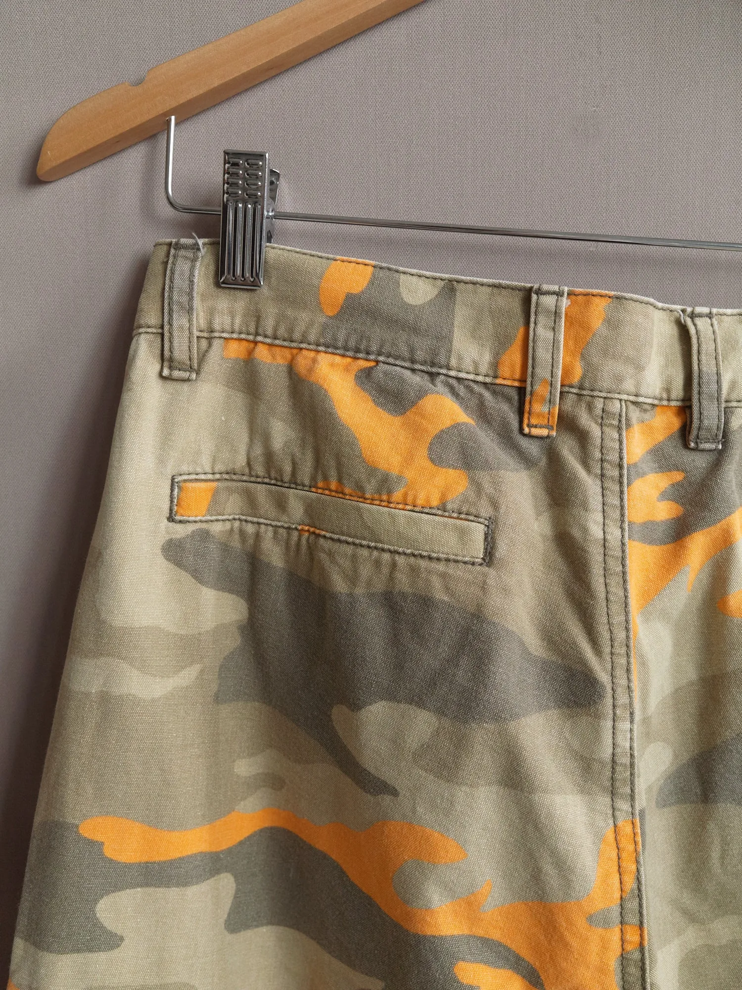 Womens Mid-Rise Beige and Orange Camo Cargo Trousers with Multiple Pockets from DKNY, 1990s Vintage, Size M